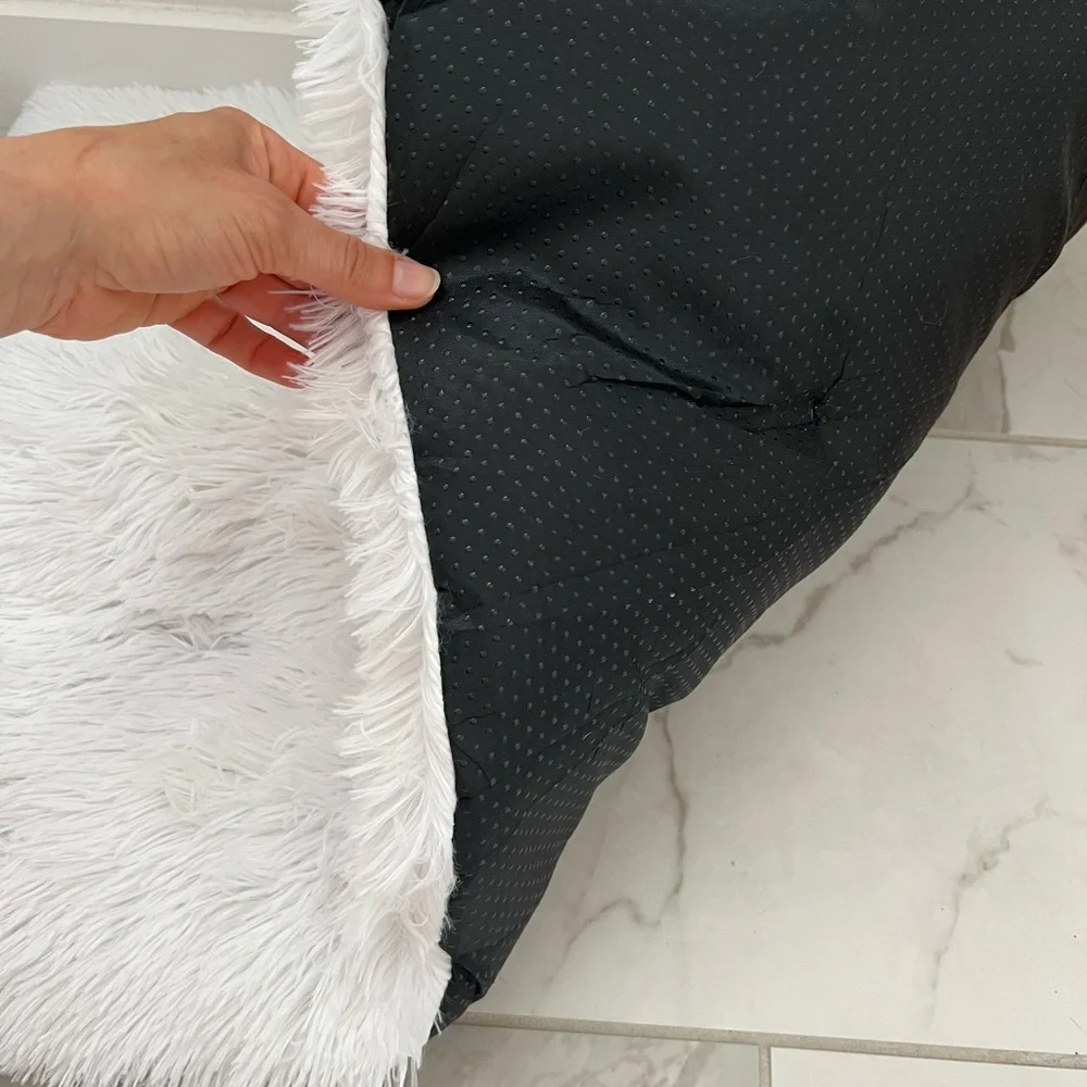 NWT Luxurious Machine Washable Shaggy Pet Bed Mat - 26x20